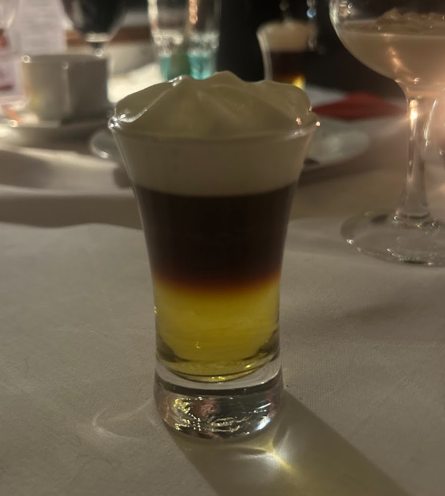 Den ikoniska drinken Hot shot och dess introduktion i Sverige